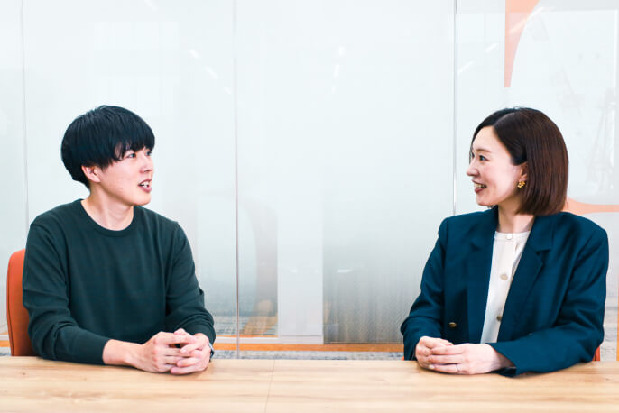 インタビュー画像（コンサルタントと受講生）