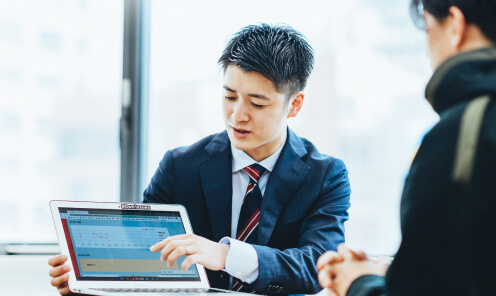 タブレットで説明するコンサルタント