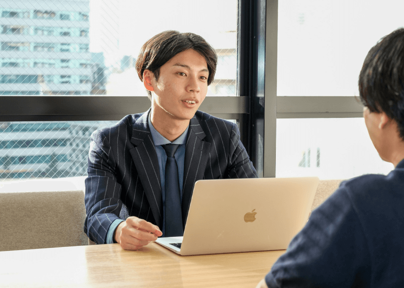 コンサルタントと面談する様子